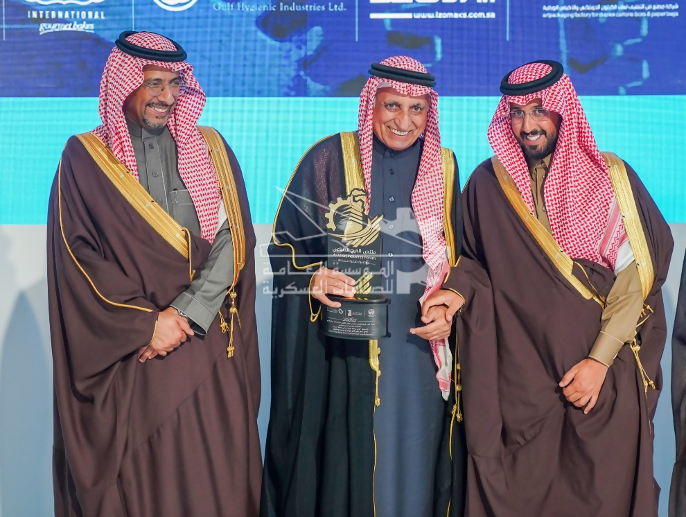 محافظ الخرج يكرم المؤسسة الراعي الداعم لمنتدى الخرج الصناعي